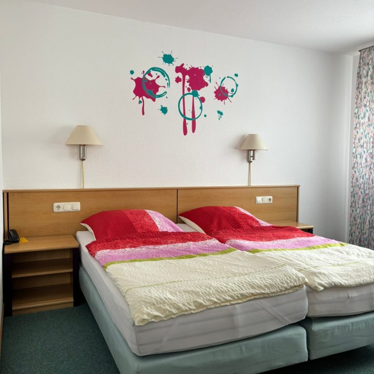 Hotelzimmer Hotelzimmer mit Bett